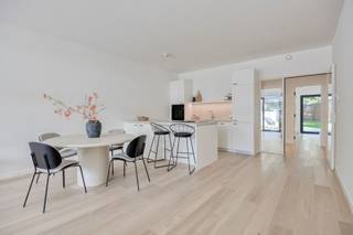 <p><span>Instapklaar gelijkvloers appartement met ruime tuin in Wilrijk!</span></p><p><span> </span></p><p><span>Bent u op zoek naar een stijlvol, energiezuinig appartement met hoogwaardige afwerking op een uitstekende locatie? Dan is dit volledig gerenoveerde gelijkvloerse appartement in Wilrijk precies wat u zoekt.</span></p><p><span> </span></p><p><span>Dit appartement werd grondig gerenoveerd in 2026 en straalt kwaliteit, comfort en hedendaagse elegantie uit. Dankzij de grote raampartijen geniet u van een prachtige natuurlijke lichtinval die de leefruimtes een open en aangenaam karakter geeft.</span></p><p><span> </span></p><p><span>De woning beschikt over twee ruime slaapkamers, beide afgewerkt met oog voor detail en voorzien van praktische ingemaakte kasten die zorgen voor optimaal opbergcomfort. Doorheen het appartement werd gekozen voor duurzame materialen en een hoogwaardige topafwerking, waardoor u onmiddellijk kunt genieten van een instapklare woning zonder bijkomende werken.</span></p><p><span> </span></p><p><span>De stijlvolle maatwerkkeuken vormt het hart van het appartement en combineert functionaliteit met een strak design. Ook de badkamer werd volledig op maat ingericht en afgewerkt met kwalitatieve materialen, wat bijdraagt aan de luxueuze uitstraling van het geheel.</span></p><p><span> </span></p><p><span>Een absolute troef is de zeer ruime privatieve tuin met aangenaam terras. Hier geniet u in alle rust van het buitenleven, met voldoende ruimte om te ontspannen, te tuinieren of gezellige momenten door te brengen met familie en vrienden. </span></p><p><span>Ook op energetisch vlak scoort deze woning uitstekend. Dankzij de grondige renovatie, het EPC-label B en het aanwezige ventilatiesysteem C geniet u van een gezond binnenklimaat, een optimaal wooncomfort en een energiezuinige woning met lagere energiekosten.</span></p><p><span> </span></p><p><span>De ligging in Wilrijk is ideaal. U bevindt zich op een toplocatie met een vlotte aansluiting naar de belangrijkste verbindingswegen, terwijl winkels, scholen, openbaar vervoer en recreatiemogelijkheden zich in de onmiddellijke omgeving bevinden. Zo combineert u een rustige woonomgeving met een uitstekende bereikbaarheid. </span><span>De voortuin biedt een praktische toegang voor de fietsen, een gebruik als autostaanplaats is niet toegestaan. </span></p><p><span> </span></p><p><span>Dit unieke appartement biedt een zeldzame combinatie van ruimte, licht, comfort, energiezuinigheid en kwalitatieve afwerking. Een buitenkans voor wie op zoek is naar een instapklare woning op een toplocatie.</span></p><p><span>Interesse? Contacteer ons voor meer informatie of plan vandaag nog uw bezoek.</span></p>