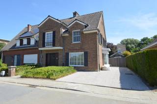 Deze charmante woning is gelegen in Wevelgem en is ideaal gelegen in een rustige buurt en biedt toch gemakkelijke toegang tot alle voorzieningen zoals winkels, scholen en openbaar vervoer. <br /><br />Inkomhal met apart gastentoilet. Ruime en lichtrijke leefruimte met open haard, aansluitend de uitgeruste keuken en de praktische droge kelder met aansluiting voor de wasmachine. <br /><br />Via zowel de keuken als de leefruimte is er toegang tot de aangename en onderhoudsvriendelijke tuin. Via de tuin is er ook een oprit naar de garage.<br /><br />Op de eerste verdieping zijn er 3 slaapkamers en de badkamer met douche, toilet en dubbele lavabo. <br /><br />Via de vaste trap is er gemakkelijk toegang tot de zolder die kan dienen als opbergruimte. <br /><br />Kortom, deze woning is een ideale keuze voor gezinnen die op zoek zijn naar een comfortabele en gezellige thuis in Wevelgem.<br /><br />Beschikbaarheid: 15/10/2026<br />Huurprijs: 950 EUR/maand<br />Adres: Guldensporenstraat 63, 8560 Wevelgem<br />Onze referentie: DEV5144