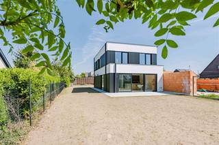 MEERDONK - Op zoek naar een moderne nieuwbouwwoning met hoogwaardige afwerking op ruim perceel? Dan is deze prachtige opportuniteit iets voor u! De...