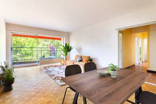 Genieten van rust en groen, en toch dicht bij de stad? Dit appartement op Linkeroever ligt op wandelafstand van gezellige restaurantjes, de wandel- en fietsdijk langs de Schelde én het populaire strand van Sint-Anneke. Winkels en scholen liggen vlakbij en met fiets, auto of openbaar vervoer bereikt u in een mum van tijd het bruisende centrum van Antwerpen.<br /><br />Dit appartement op de derde verdieping van een verzorgd gebouw beschikt over twee slaapkamers.<br />De leefruimte is afgewerkt met een parketvloer en geniet dankzij de grote ramen van veel lichtinval. Via de eetkamer en keuken kan je het ruime terras bereiken aan de voorzijde van het gebouw. De keuken sluit functioneel aan op de leefruimte en is voorzien van een tegelvloer.<br />Verder zijn er twee slaapkamers die ook toegang geven tot het terras.<br />De badkamer is uitgerust met een ligbad met douche en lavabo.<br />Een private kelderberging biedt extra opbergruimte.<br />EPC: 181 kWh/m²<br />stedenbouwkundige inlichtingen in aanvraag<br />P-score B G-score A