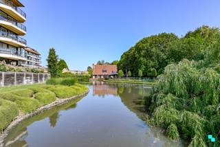 Dit instapklare en goed onderhouden appartement met twee slaapkamers is rustig gelegen, op een steenworp van het kanaal Roeselare-Leie ter hoogte van het Prinsessehof. De centrale ligging nabij het centrum van Izegem biedt vlotte toegang tot winkels, scholen, het station en de belangrijkste invalswegen. Het appartement bevindt zich op de eerste verdieping en beschikt over een ruime bewoonbare oppervlakte van ca. 110 m² (volgens het EPC-attest). Indeling: inkomhal met apart gastentoilet. De lichtrijke leefruimte geeft uit op een zuidoost gericht terras en sluit mooi aan op de volledig geïnstalleerde open keuken, uitgerust met koelkast, keramische kookplaat, oven, dampkap (én mogelijkheid tot het plaatsen van een vaatwasser). Verder beschikt het appartement over een praktische berging/wasplaats, twee volwaardige slaapkamers en een volledig uitgeruste badkamer met dubbele wastafel en douche. CV op aardgas| HR-glas | Voorzien van rolluiken | EK conform | Gemeenschappelijke fietsenberging | Mogelijkheid tot aankopen carport à 14.500 EUR | Lift | EPC 138 kWh/m² (label B)| Werd verhuurd aan 852 EUR/maand. Contacteer ons voor meer informatie. 051 67 67 57 www.bordes.be