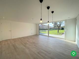 Deze ruime woning is gelegen in het Beekkwartier, dit kortbij de Noordlaan en het centrum van Roeselare. <br /><br />De woning zelf is kwaliteitsvol en met oog op detail gerenoveerd: gunstig EPC, slimme technologieën, elektrische rolluiken en veel meer. <br /><br />Indeling: Inkomhal - apart toilet - droge kelder - living met veel lichtinval - open keuken - garage met wasberging en diepe tuin met tuinberging. <br />De eerste verdieping: nachthal - apart toilet - slaapkamer aan voorzijde - badkamer met badkamermeubel en instapdouche - slaapkamer 2 met dressing/bureauruimte. <br /><br />Beschikbaar vanaf 1/08/2026. Maximum voor 4 personen voor bewoning als domiciliëring. <br /><br />Voor bezoeken in te plannen vragen wij u om het contactformulier aan te vullen. Bedankt hiervoor.