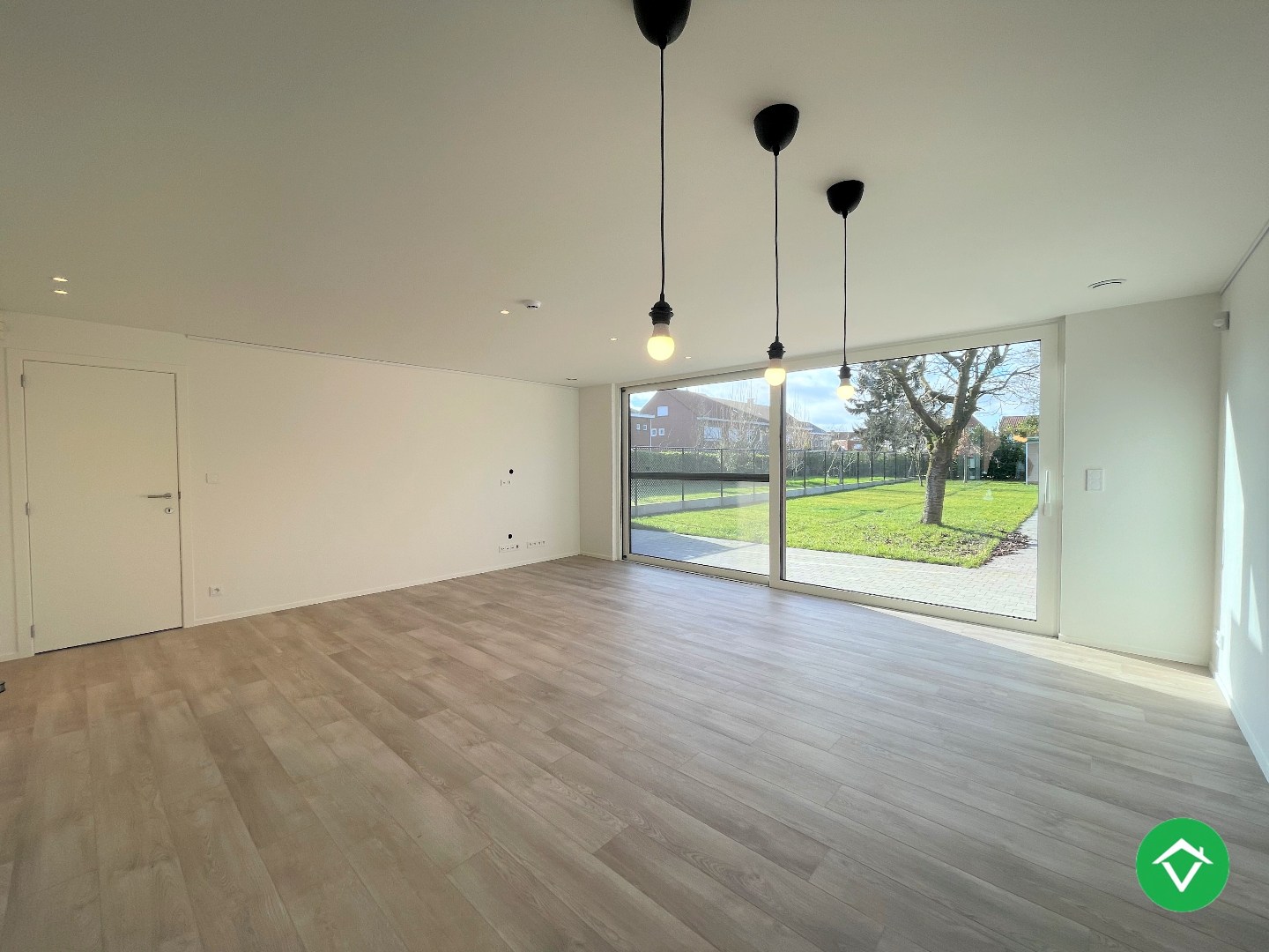 Ruime, gerenoveerde woning met twee slaapkamers te Roeselare - foto 3