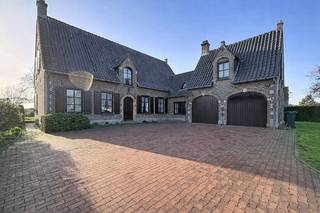 Deze karaktervolle woning is rustig gelegen in Ophasselt, met een vlotte bereikbaarheid dankzij de nabijheid van verschillende...