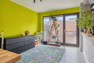 This well-kept bungalow, located at Stijn Streuvelsstraat 32 in Waregem, offers a practical and comfortable living solution in a central but...