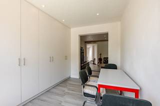 <p><span>Op een centrale locatie langs de Brusselse Steenweg in Aalst bieden wij deze charmante starterswoning aan met een bewoonbare oppervlakte van 119 m². De woning combineert reeds gerenoveerde leefruimtes met een dakverdieping die nog wacht op de persoonlijke afwerking van de nieuwe eigenaar, ideaal voor starters op zoek naar karakter én toegevoegde waarde. De ligging is uitstekend: vlot bereikbaar via autostrade (E40) en de ring rond Aalst, op wandelafstand van winkels, horeca en openbaar vervoer, met bovendien een parkeerplaats.</span></p><p><span>Het gelijkvloers biedt een ruime inkomhal met bergkasten, een lichtrijke leefruimte met zithoek en eethoek, en een volledig ingerichte keuken met kookplaat, vaatwasmachine, dampkap en oven, verlicht door een lichtkoepel. Een praktische wasplaats en apart toilet sluiten hierop aan.</span></p><p><span>Boven bevinden zich twee ruime slaapkamers en een volledig betegelde badkamer met ligbad, toilet en wastafel. De dakverdieping is een casco ruimte met dakvenster, reeds geïsoleerd en nog naar smaak in te kleden. Ideaal voor een extra kamer, bureau of hobbyruimte. Een kelder zorgt voor extra berging.</span></p><p><span>Troeven: centrale ligging, parkeerplaats, ingerichte keuken en badkamer, zonnepanelen, conforme elektriciteit, uitbreidbare dakverdieping, EPC C.</span></p><p><span>Mis deze kans niet om eigenaar te worden van een goed onderhouden woning op een toplocatie! </span><span>Voor meer informatie en/of een bezoek, contacteert u Wout van Immo Zone op het nummer 0479/ 18. 38. 35.</span></p><p><span> </span></p><p><span> </span></p>