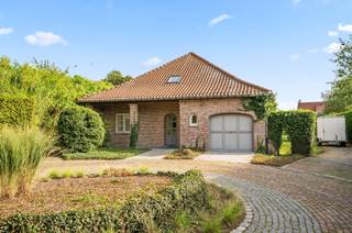 <h3><span><span>Prachtig gerenoveerde parel in 2e lijn te Aarschot – Ruimte, licht en privacy!</span></span></h3><p><span><span>Ben je op zoek naar een zeer ruime, instapklare woning waar rust, privacy en lichtinval centraal staan? Deze prachtig gerenoveerde woning, discreet gelegen te Aarschot biedt het allemaal!</span></span></p><p><span><span>Dankzij de ligging op de 2e lijn geniet je van een unieke sfeer en optimale privacy, ver weg van de straatdrukte. Bij de hoogwaardige renovatie is gekozen voor duurzame materialen, wat zorgt voor een moderne doch warme uitstraling. Bovendien valt overal in de woning meteen de overvloed aan natuurlijk licht op.</span></span></p><h4><span><span> </span></span></h4><p><span><span>Indeling als volgt:</span></span></p><p><span><span>Bij het betreden van de woning kom je binnen in een ruime verzorgde inkomhal voorzien van een apart gastentoilet.</span></span></p><p><span><span>Vervolgens wandel je door naar de gezellige en lichtrijke living die naadloos overgaat in de open keuken en de aansluitende veranda. </span></span><br /><span><span>Meteen naast de keuken bevindt zich een zeer praktische berging/wasplaats.</span></span><br /><span><span>Een grote troef van het gelijkvloers is dat je hier reeds een eerste volwaardige slaapkamer én een badkamer terugvindt, wat gelijkvloers wonen mogelijk maakt!</span></span></p><p><span><span> </span></span></p><p><span><span>Op de bovenverdieping bevinden zich nog eens 3 zeer ruime, lichtrijke slaapkamers.</span></span></p><p><span><span>Daarnaast beschikt deze verdieping over een tweede, ruime badkamer die uitgerust is met zowel een comfortabel ligbad als een aparte douche.</span></span></p><p><span><span> </span></span></p><p><span><span>Als kers op de taart bevindt zich achteraan het perceel een te renoveren vergund bijgebouw.</span></span></p><p><span><span>Deze structuur biedt een enorm potentieel voor creatieve kopers die extra ruimte zoeken voor een atelier, praktijkruimte of tuinberging.</span></span></p><p><span><span> </span></span></p><p><span><span>Interesse in deze prachtige energiezuinige  woning?</span></span></p><p><span><span>Contacteer ons nu voor meer informatie of een bezoek ter plaatse!</span></span></p><p><span><span>0467 00 67 79</span></span></p><p><span><span><u>info@eraetsvastgoed.be</u></span></span></p><p><span><span> </span></span></p>