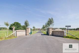 Een absoluut uniek gelegen boerderij, op de flanken van Oedelemberg, omringd door weides. Deze eigendom op 1,5ha grond geniet van...