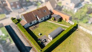 In het rustige en groene Ettelgem, deelgemeente van Oudenburg, op slechts 15 kilometer van het strand van Oostende, ligt dit uitzonderlijk hippische domein waar je volop kan wonen, werken en je passie voor paarden beleven!<br /><br />Op een indrukwekkend perceel van maar liefst 16.882 m² krijg je hier vooral veel ruimte en mogelijkheden. Of je nu een plek zoekt voor jezelf en je paarden, of plannen hebt om het professioneel aan te pakken, hier kan het allebei!<br /><br />Vooraan het domein bevindt zich de woning, die in 2021 grondig werd gerenoveerd. Je woont er comfortabel, met drie volwaardige slaapkamers en een conforme elektrische installatie. Aansluitend is er een afzonderlijk gastenverblijf met eigen badkamer en kitchenette, ideaal voor logies, medewerkers of extra privacy. In de privatieve tuin bevindt zich bovendien een charmante, authentieke huifkar die het geheel een uniek karakter geeft.<br /><br />Achter de woning kom je op het ruime binnenplein, waar voldoende parkeergelegenheid is voor zowel personenwagens, opleggers of paardentrailers. Van hieruit bereik je de eerste piste, de stapmolen en een recent gebouwde, volledig uitgeruste chalet. Deze werd tot voor kort succesvol uitgebaat als zomerbar.<br /><br />Verder is er een tweede, volwaardige piste aanwezig, wat het domein bijzonder geschikt maakt voor zowel training als recreatief gebruik.<br /><br />Achteraan liggen de weides, netjes afgepaald en voorzien van water, zodat de paarden er rustig kunnen grazen.<br /><br />Tot slot beschikt het domein over maar liefst 15 afzonderlijke en volledig uitgeruste paardenstallen, perfect inzetbaar voor zowel een gepassioneerde hobbyist als voor iemand die er professioneel mee aan de slag wil. <br /><br />De ligging is bovendien praktisch: rustig en groen, maar toch vlot bereikbaar en op slechts 15 km van Oostende en de kust.<br /><br />Zoek je een plek waar je elke dag met paarden kan bezig zijn, met ruimte om plannen te maken? Dan is deze hippische eigendom absoluut een bezoek waard.<br /><br />Contacteer ons vandaag nog voor meer informatie of een bezoek ter plaatse en ontdek zelf het potentieel van deze uitzonderlijke site.<br /><br />EPC: 679 kWh/m² – Label F.