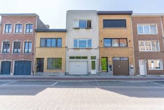 <p>Ruime gezinswoning (220 m²) met stadstuin en garage nabij Park Den Brandt</p><p>Op een bijzonder gunstige ligging, op wandelafstand van het prachtige Park Den Brandt, bevindt zich deze karaktervolle gezinswoning met een bewoonbare oppervlakte van ca. 220 m². Dankzij de nabijheid van de A12 en E19, scholen en openbaar vervoer geniet u hier van een uitstekende bereikbaarheid.</p><p>Dit is een huis met een verhaal. Authentieke elementen zoals planchervloeren en prachtig glas-in-lood geven de woning een warme, tijdloze uitstraling. De lichtrijke en royale ruimtes ademen charme en bieden tegelijk tal van mogelijkheden om het geheel naar eigen smaak te vernieuwen.</p><p>De woning beschikt over een zeer ruime, open leefruimte met geïntegreerde keuken van ca. 63 m², waar gezelligheid en functionaliteit samenkomen.</p><p>Verder omvat de indeling:</p><ul><li>Een zeer ruime polyvalente ruimte van ca. 38 m² op het gelijkvloers (ideaal als extra slaapkamer, praktijk of hobbyruimte)</li><li>Twee badkamers</li><li>Ruime slaapkamers </li><li>Een droge kelder</li><li>Garage en gezellige stadstuin</li><li><p>Mogelijkheid tot het creëren van een terras op de eerste verdieping</p><br /></li></ul><p>De woning heeft een EPC-label E. Een simulatie toont aan dat na dakisolatie een verbetering naar EPC C mogelijk is. Kortom, een unieke woning boordevol karakter en potentieel, perfect voor wie op zoek is naar ruimte, charme en een plek om een nieuw verhaal te schrijven.</p><p>Wenst u meer informatie of had u graag een bezichtiging gewenst? <br />Info@markasa.be of <strong>03/827.72.92</strong></p>