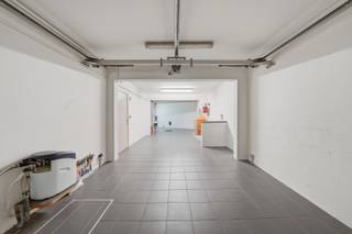 Deze verzorgde bel-étagewoning, gebouwd in 1962, is gelegen in Oostende en biedt een bewoonbare oppervlakte van 232 m². Dankzij de praktische indeling, de ruime garage, het aangename terras en de grote zolder is dit een woning met heel wat mogelijkheden voor wie op zoek is naar ruimte en comfort. De woning beschikt over pvc-ramen met dubbele beglazing, centrale verwarming op aardgas en een conforme elektrische installatie die geldig is tot 2039. Met een EPC van 364 kWh/m²/jaar (label D) is er bovendien geen renovatieverplichting.<br /><br />Op het gelijkvloers komt u binnen via de inkomhal die toegang geeft tot de ruime garage met elektrische sectionale poort. Hier bevinden zich eveneens de waterontharder, de nutsvoorzieningen, cv-ketel en de zekeringkast. Achteraan bevindt zich een praktische berging met uitgietbak, regenwaterpomp en extra opslagruimte.<br /><br />De eerste verdieping vormt het hart van de woning en omvat een lichtrijke leefruimte die via een groot hefschuifraam uitgeeft op het ruime terras op het platte dak. Aansluitend bevindt zich de open, ingerichte keuken met anderhalve spoelbak, vaatwasser, gasfornuis, oven, microgolfoven en koelkast met diepvriesvak. Verder is er op deze verdieping een apart gastentoilet aanwezig.<br /><br />Op de tweede verdieping bevinden zich twee ruime slaapkamers en een verzorgde badkamer, uitgerust met een dubbele wastafel in meubel, een spiegelkast, een inloopdouche en een handdoekradiator. Via de hal bereikt u ten slotte de ruime, geïsoleerde zolder met drie Velux-dakramen, een boiler en een chapevloer. Deze verdieping biedt heel wat potentieel en kan verder worden ingericht als 3de slaapkamer.<br /><br />Deze ruime woning combineert een praktische indeling met comfortabele woonruimtes en een uitstekende basis voor wie op zoek is naar een instapklare woning met uitbreidingsmogelijkheden op een vlot bereikbare ligging in Oostende.<br /><br />Interesse? Contacteer ons en plan uw bezoek in!