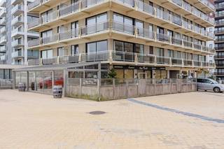 Bâtiment d'accueil spacieux bénéficiant d'un emplacement privilégié à De Panne — Zeedijk.Ce spacieux bâtiment d'accueil bénéficie d'un emplacement de choix à La Panne, à l'angle du quartier animé de Zeedijk et de la charmante esplanade Léopold I. Grâce à son emplacement stratégique et à sa terrasse ensoleillée, cette propriété bénéficie d'un flux constant de visiteurs, notamment des touristes, des propriétaires de résidences secondaires et des locaux.Décor intemporel et équipements completsLa propriété présente un intérieur élégant et intemporel et est entièrement conforme à toutes les normes applicables, créant une atmosphère chaleureuse et accueillante. Idéal pour accueillir des invités autour d'un verre relaxant, d'un repas convivial ou d'une belle journée au bord de la mer.Disposition et capacité :Intérieur + porche : 90 placesTerrasse : 80 places assises, idéale pour profiter du soleil et de la merCuisine : entièrement équipée et prête à l'emploiEspaces supplémentaires : bureau séparé et entrée du fournisseurEspace de stationnement : pour plus de confort et de commoditéSans bière : liberté maximale dans le choix des boissonsIdéal pour les entrepreneurs ambitieuxCe rachat d'actions offre de nombreuses opportunités aux entrepreneurs hôteliers ambitieux qui souhaitent investir dans une entreprise florissante située dans un lieu très fréquenté. La terrasse ensoleillée, la décoration moderne et l'excellente accessibilité font de cette propriété une opportunité en or.Pourquoi choisir cette propriété ?Emplacement idéal sur le Zeedijk avec de nombreux passagesDécor attrayant et intemporelGrande capacité intérieure et extérieureCuisine entièrement équipée et aménagement pratiqueTerrasse ensoleillée avec vue sur la merNe manquez pas cette occasion unique de reprendre une entreprise hôtelière bien établie dans un endroit de rêve à La Panne. Contactez-nous dès aujourd'hui pour plus d'informations ou pour une visite !Entrez dans le bâtiment via Google Maps : https://ap.lc/tZwzsN'hésitez pas à nous contacter si vous êtes intéressé par cette propriété d'entreprise consistant à reprendre un restaurant à La Panne.
