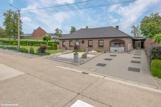 VRIJSTAANDE WONING MET MULTIFUNCTIONELE RUIMTE (KAPSALON) EN RUIME TUIN (BOUWGROND VOOR OPEN BEBOUWING) IN GROTE-SPOUWEN<br /><br />*** Bekijkt u deze woning via een aanverwante website? Surf dan naar https://matisimmo.be/nl/aanbod/4396086/eengezinswoning-te-koop-in-3740-bilzen-hoeselt en klik op volgende link voor het INTERACTIEF GRONDPLAN: https://grondplan.matisimmo.be/grondplan/?map=HoeseltHerderenweg3 ***<br /><br />Deze vrijstaande woning bevindt zich aan de Herderenweg 3 te Grote-Spouwen, een deelgemeente van Bilzen. Alle basisvoorzieningen zoals de winkel en de school zijn in het dorp op wandelafstand bereikbaar. Dankzij de gunstige ligging bevinden zowel het gezellige stadscentrum van Bilzen als de op- en afritten van de autosnelweg zich op minder dan 10 minuten rijden.<br /><br />De woning biedt tal van mogelijkheden dankzij de aanwezige multifunctionele ruimte, die momenteel ingericht is als kapsalon, én het aanpalende perceel dat momenteel dienstdoet als tuin maar reeds verkaveld werd als bouwgrond voor open bebouwing. Dit maakt het geheel bijzonder interessant voor wie op zoek is naar een combinatie van wonen, werken of investeren.<br /><br />De multifunctionele ruimte is zowel bereikbaar via een aparte ingang als via de woning zelf. Deze bestaat uit een ruime praktijk- of handelsruimte met aansluitend een slaapkamer en wasruimte met apart toilet.<br /><br />De woning is als volgt ingedeeld: bij het betreden van de woning komen we terecht in de inkomhal, die toegang biedt tot de ruime en lichtrijke leefruimte met zit- en eetgedeelte. Daarnaast geeft de inkomhal toegang tot een aparte douche- en toiletruimte.<br /><br />Verder bevindt er zich een tweede woonkamer, die aansluit op de ruime keuken met veel lichtinval. Vanuit de keuken bereiken we een praktische berging, die op haar beurt toegang biedt tot de multifunctionele ruimte.<br /><br />Daarnaast beschikt de woning op het gelijkvloerse over een ruime slaapkamer, een badkamer uitgerust met een enkele lavabo en ligbad, alsook een extra berging met doorgang naar de tuin.<br /><br />Via een vaste trap bereiken we de zolderverdieping. Hier bevinden zich een ruime slaapkamer en drie bijkomende ruimtes die perfect kunnen dienen als berging of multifunctionele ruimte.<br /><br />De woning is gelegen op een perceel van 8a68ca en beschikt over een ruim verhard terras met overkapping, twee praktische buitenbergingen en een aangename tuin.<br /><br />De aanpalende bouwgrond biedt de mogelijkheid tot het bouwen van een open bebouwing en heeft een oppervlakte van 5a60ca.<br />Het perceel beschikt over een straatbreedte van 16 meter en een diepte van 35 meter.<br />De bouwdiepte bedraagt 15 meter op het gelijkvloers en 11 meter op de verdieping.<br />De bouwbreedte bedraagt 10 meter.<br /><br /><u>Er zijn onder meer volgende verkavelingsvoorschriften van toepassing:</u><br />Hoofdbestemming: ééngezinswoning of zorgwoning;<br />Nevenbestemming: kantoorfunctie, vrije beroepen en diensten;<br />Dakvorm: hellend dak met een maximale dakhelling van 45° en een maximale nokhoogte van 7,50 meter;<br />Aantal bouwlagen hoofdgebouw: 1 volwaardige bouwlaag;<br />Om voldoende tuinoppervlakte te behouden achter de woning worden er geen bijgebouwen toegestaan;<br /><br />Deze bouwgrond biedt een interessante opportuniteit als investering of als uitbreiding van de tuin.<br /><br />Voor meer informatie of een bezoek ter plaatse kan u vrijblijvend contact opnemen met ons kantoor via 089/44.00.00 of info@matisimmo.be.<br /><br />De vermelde woonoppervlakte is steeds de bruikbare vloeroppervlakte overgenomen uit het EPC-verslag.<br /><br /><em>Bestuursmaatregelen in het maatregelenregister: nee</em><br />