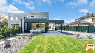 LAAKDAL - Prachtige moderne BEN-woning met hoogwaardige afwerking, bijgebouw en paardenfaciliteit op bijna 25 are.Op een centrale en vlot bereikbare...