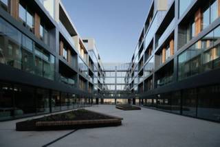 Modern kantoor van 1.101,4 m² in MeetDistrict – The Link2 Berchem, inclusief parking en opslagruimte. Een ideale plek voor ambitieuze en...