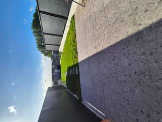 <p><strong>Over de woning</strong></p>

<p>Deze praktische en goed onderhouden woning in Nieuwkerke biedt comfortabele ruimtes en een functionele indeling. De woning beschikt over ingebouwde kasten in de inkomhal, ideaal voor extra opbergruimte. Dankzij de slimme indeling en het lichtrijke karakter is dit een aangename thuis voor wie op zoek is naar rust en comfort.</p>

<p><strong>Locatie en Omgeving</strong></p>

<p>Gelegen in een rustige straat in het landelijke Nieuwkerke, geniet je hier van een aangename woonomgeving met veel open ruimte. Scholen, winkels en het openbaar vervoer bevinden zich op korte afstand, waardoor dagelijkse verplaatsingen vlot verlopen. Ook voor wie houdt van wandelen of fietsen is dit een ideale uitvalsbasis.</p>

<p><strong>Indeling van de Woning</strong></p>

<p>Op het gelijkvloers bevinden zich een inkomhal met ingebouwde kasten, een afzonderlijk toilet, een ruime leefruimte met open keuken en een handige berging. Op de eerste verdieping is er een tweede afzonderlijk toilet, een badkamer met douche of bad (gelieve te specifiëren) en een eerste slaapkamer. De tweede slaapkamer bevindt zich op de bovenste verdieping, wat extra privacy biedt.</p>