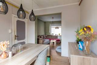 Deze ruime woning is gelegen in een rustige en gegeerde buurt in Sint-Andries, op korte afstand van het centrum van Brugge. Dankzij de vlotte verbindingen, winkels, scholen en openbaar vervoer in de nabije omgeving geniet je hier van een uitstekende ligging. De verzorgde gevel geeft de woning bovendien een aangename en charmante uitstraling.<br />De woning beschikt over een woonkamer, een praktische keuken en een gezellig terras waar je de hele dag zon hebt. Verder zijn er vier volwaardige slaapkamers en een badkamer.<br />De woning werd de voorbije jaren deels vernieuwd. Zo werden onder meer de elektriciteit vernieuwd, een nieuwe verwarmingsketel geplaatst en de badkamer vernieuwd. Daarnaast beschikt de woning over een gunstig EPC en is ze asbestveilig, wat mooie troeven zijn voor de toekomstige eigenaar.<br />Hoewel de belangrijkste werken reeds werden uitgevoerd, biedt de woning nog de kans om verder af te werken en naar eigen smaak in te richten. Zo kan je stap voor stap jouw eigen thuis creëren, zonder meteen grote technische renovaties te moeten uitvoeren.<br />Ben je op zoek naar een ruime woning met veel mogelijkheden, een goede basis en een uitstekende ligging nabij Brugge? Dan is deze woning zeker een bezoek waard.