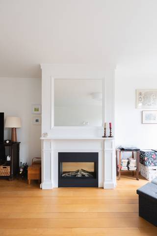 <p>In het prestigieuze <strong>Oranje Huis</strong>, een prachtige laat-classicistische herenwoning die met veel zorg en respect voor haar authentieke karakter werd omgevormd tot een stijlvol appartementsgebouw, bevindt zich dit recent gerenoveerde appartement waar charme, ruimte en hedendaags comfort naadloos samenkomen. Het gebouw beschikt over een lift en biedt het extra comfort van een private parkeerplaats en berging.</p>
<p>Bij het binnenkomen valt meteen de overvloedige lichtinval op die het appartement een bijzonder aangename en warme sfeer geeft. De ruime leefruimte met sfeervolle haard geniet van een uniek uitzicht op een schilderachtig pleintje en de Schelde, waardoor u hier dagelijks kunt genieten van rust, licht en een uitzonderlijk decor. De volledig geïnstalleerde keuken vormt een uitnodigende plek om te koken en samen te komen. Dankzij de gezellige ontbijthoek en het uitzicht op de rustige binnenplaats is dit een ruimte waar het aangenaam vertoeven is, van de eerste koffie in de ochtend tot lange avonden met familie en vrienden.</p>
<p>Het appartement beschikt over drie volwaardige slaapkamers en twee comfortabele badkamers, waardoor het perfect geschikt is voor gezinnen, koppels die extra ruimte wensen of wie wonen en werken wil combineren. De recente renovatie werd uitgevoerd met oog voor kwaliteit en wooncomfort, terwijl de authentieke uitstraling van het gebouw behouden bleef.</p>
<p>Dit is een woning die zich onderscheidt door haar unieke combinatie van klasse, sereniteit en eigentijds comfort. Een zee van licht, prachtige uitzichten, stijlvolle leefruimtes en een uitzonderlijke ligging maken van dit appartement een zeldzame opportuniteit voor wie op zoek is naar een karaktervolle thuis op een bijzondere locatie.<br /><br />Parking bij aan te kopen aan 45.000 euro.</p>