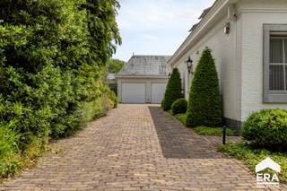 <u>Lommel:</u> Statige villa met openluchtzwembad en luxe afwerking<br /><br />Gelegen in bosrijk villapark op 5 minuten van de Nederlandse grens.<br /><br /><u>Bijzonderheden:</u>
<ul><li>Royale inkom met marmeren vloer</li><li>Ruime leefruimte (70m²) met marmeren vloer en open haard</li><li>Aparte TV-hoek/ kantoorruimte</li><li>Masterbedroom met aansluitend badkamer en dressing op het gelijkvloers</li><li>3 slaapkamers en badkamer op verdieping</li><li>Aparte wasplaats</li><li>Dubbele vrijstaande garage met zolder</li><li>Kelder en kruipruimte onder de gehele woning</li><li>Zuidelijk georiënteerde privacybiedende tuin met openluchtzwembad en buitendouche</li><li>Groot open terras met zonneluifel en overdekt terras met screens</li></ul>