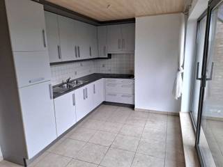 Gezellig dakappartement in Geel-Larum bestaande uit: leefruimte, geïnstalleerde keuken met eetkamer, nachthal, berging, apart toilet, badkamer met lavabo en douche, 1 slaapkamer en mooi zonning terras.<br /><br />Het appartement beschikt over een autostaanplaats en er kan tevens gebruik gemaakt worden van een fietsenberging.<br /><br />Verder is het voorzien van centrale verwarming op aardgas en kan het terugvallen een gunstig EPC-cijfer.<br /><br />Huurprijs bedraagt € 700/maand.<br /><br />Beschikbaar vanaf 1/02/2026.<br /><br />Contacteer ons kantoor voor meer info of een bezoek ter plaatse via 0471/605.314 of mail info@immo-b.be!