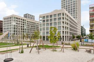 Gelegen op de eerste lijn aan de Schelde, in het prestigieuze residentiële project Scheldehof, bevindt zich dit hoogwaardig afgewerkte appartement met een uitzonderlijk frontaal uitzicht over de Schelde en de recent aangelegde kaaien.
Het appartement is gelegen op de eerste verdieping van een eigentijds gebouw met lift en combineert een moderne architectuur met een bijzonder aangename woonbeleving. Dankzij de ligging aan de waterzijde geniet de leefruimte van een prachtig, open uitzicht en een unieke connectie met de omgeving.
De indeling omvat een ruime en lichtrijke leefruimte met open, volledig geïnstalleerde keuken en aansluitende berging. Verder beschikt het appartement over twee volwaardige slaapkamers, een afzonderlijke douchekamer en een apart gastentoilet.
Het appartement wordt verhuurd voorzien van verlichting en gordijnen en is nog niet eerder bewoond geweest sinds de oplevering. De nieuwe huurder geniet bijgevolg van een eerste bewoning.
Een belangrijke troef is de dubbele kelderberging, die inbegrepen is in de huurprijs. Daarnaast is er in het gebouw een gemeenschappelijke fietsenberging voorzien.
Optioneel kunnen twee autostaanplaatsen worden bijgehuurd aan €125 per staanplaats per maand.
Huurprijs: €1.650 per maand
Gemeenschappelijke kosten: €150 per maand
Autostaanplaatsen: €125 per plaats per maand, optioneel
Kelderberging: dubbele berging inbegrepen
Beschikbaar: in overleg