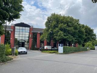 Fantastisch gelegen kantoorruimte met een oppervlakte van +/- 555 m² te huur op slechts 500 m van de oprit R0 en E19. Het kantoor in het...