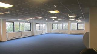 Comfortabele en lichte kantoren, flexibel in te delen. Ook te gebruiken als showroom. Gelegen vlakbij de Brusselse Ring en A12, openbaar vervoer...