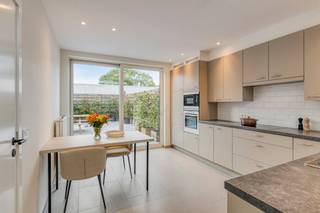 Cette maison fermée à vendre à Wingene bénéficie d'un emplacement idéal dans le centre, à proximité des commerces, des écoles, des restaurants...