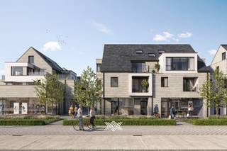 Dit drieslaapkamer appartement van in totaal 163 m² is gelegen op het tweede en derde verdiep en beschikt op het tweede verdiep over een lichtrijke eet- en leefruimte, een open keuken met keukeneiland, een praktische berging, een afzonderlijk toilet en twee slaapkamers, beiden met een ensuite badkamer. De eerste badkamer is voorzien van een dubbele wastafel en een ligbad. De tweede badkamer is voorzien van een dubbele wastafel en een inloopdouche. Op het derde verdiep bevindt zich de derde slaapkamer met een ensuite badkamer voorzien van een dubbele wastafel, een inloopdouche en een toilet. Daarnaast is hier ook een polyvalente ruimte voorzien. Daarenboven beschikt dit appartement over drie terrassen, één aan de voorkant, één aan de zijkant en één aan de achterkant met zicht op de binnentuin. De gezamenlijke oppervlakte van de zonnige terrassen bedraagt 40 m².<br /><br />Het project onderscheidt haar dankzij het gebruik van efficiënte, vooruitstrevende technieken, waarbij ieder appartement werd voorzien van een eigen geothermische warmtepomp in combinatie met vloerverwarming (én -koeling).  Op het gebied van afwerking biedt Kapellehof hoge standaarden met ruime budgetten voor de keuze van uw vloerafwerking, de sanitaire toestellen en de volledig geïnstalleerde keuken met kwalitatieve inbouwtoestellen.<br /><br />Bij elk appartement hoort tevens een ondergrondse parkeerplaats en een privatieve kelderberging, allen voldoende ruim en vlot toegankelijk.<br /><br />Benieuwd? 09 278 78 79 of guillian@landbergh.be 