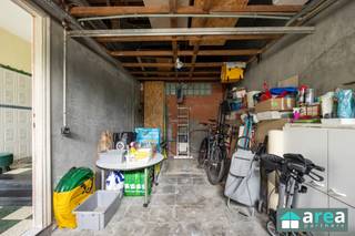 <p><span>Deze leuke en ruime eengezinswoning bevindt zich op een autoluwe en kindvriendelijke locatie met voor de deur het Krugerpark, een groene oase met speeltuin. Het betreft een bel-étage waar de garage zeker een grote meerwaarde is! De woning bevindt zich op wandel- en fietsafstand van verschillende leuke adresjes zoals Bar Leon, Frituur Tina maar ook de vrijdagsmarkt op ’t Laar. Met het openbaar vervoer ben je in een oogwenk in het centrum van Antwerpen.</span></p><p><span> </span></p><p><span>Grootste troeven:</span></p><p><span>- Gegeerde centrale locatie</span></p><p><span>- Handige garage (17m²)</span></p><p><span>- Zicht op groen/Krugerplein</span></p><p><span>- Lichtinval</span></p><p><span> </span></p><p><span>Indeling:</span></p><p><span>-GLVL: inkomhal met doorgang naar de handige inpandige garage (17m²). Verder komen we de 1ste ingerichte badkamer (7m²) tegen met douche &amp; WC. Achteraan het gelijkvloers bevindt zich nog een leuke polyvalente ruimte (25m²), waar je zelf de functie van kunt aanvullen.</span></p><p><span>-V1: Ruime en lichte living die naadloos overgaat in de eetkamer (samen 30m²). Aansluitend bevindt zich de gedeeltelijk geïnstalleerde keuken (10m²) met daarachter de 2de ingerichte badkamer (3m²) met douche en WC</span></p><p><span>-V2: hier bevinden zich 2 ruime slaapkamers (17m² &amp; 12m²).</span></p><p><span> </span></p><p><span>Voor meer informatie kan u terecht bij Area Partners. INFO@area.be of 03/284.60.60.</span></p>