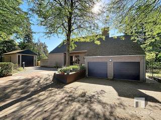 <p><span>In het groene Schaffen, een deelgemeente van Diest, bevindt zich deze prachtig gelegen villa met een uniek architecturaal ontwerp. <br />Het eigendom is ingeplant op een royaal perceel van 57a 74ca en geniet bovendien van achterliggende vijvers op 75a 54ca, waardoor u hier kunt wonen in een uitzonderlijke omgeving waar rust, ruimte en natuur centraal staan.</span><span><br />De woning is omgeven door mature bomen, een groene tuin en prachtige vergezichten</span><span> </span><span>op het Webbekoms Broek, een Europees stiltegebied.</span><span><br /></span><span>Tegelijk bevindt u zich op een bijzonder gunstige locatie. De verkeersluwe Wijerstraat biedt een uitzonderlijke woonrust met geen doorgaand autoverkeer (of enkel bestemmingsverkeer), terwijl fiets- en wandelverbindingen zorgen voor een aangename doorsteek richting Diest en het omliggende groen. <br />Hier woont u dus bijzonder rustig en midden in de natuur, zonder aan bereikbaarheid in te boeten.</span></p><p><span>Het station van Diest, het centrum van Schaffen en het bruisende centrum van Diest bevinden zich bovendien vlakbij.</span></p><p><span>Winkels, scholen, openbaar vervoer, horeca en belangrijke verbindingswegen zijn vlot bereikbaar, waardoor deze villa een zeldzame combinatie biedt van privacy, bereikbaarheid en wooncomfort.</span></p><p><span>Binnenin valt deze villa meteen op door haar karaktervolle uitstraling, doordachte volumes en lichtrijke leefruimtes. <br />Op straatniveau springt de indrukwekkende leefruimte in het oog met hoge plafonds, grote raampartijen en een open gevoel dat voor een bijzonder aangename woonbeleving zorgt. <br />De open leefruimte bestaat uit een vide met leeshoek en aparte bureelruimte, een aparte zitplaats (TV-hoek) en de eetkamer. <br />De charmante trapstructuur in deze leefruimte en de verschillende niveaus geven de woning een eigenzinnig en warm karakter. <br />De eetkamer staat in verbinding met de ruime keuken met ontbijthoek. Beide ruimtes bieden toegang tot het terras met overkapping. <br />Vanop het ruime terras geniet u van een adembenemend zicht op de omliggende tuin, het groen en de achterliggende vijvers. <br />Hier komt de unieke ligging volledig tot haar recht: ontbijten in de ochtendzon, ontspannen met zicht op de natuur of gasten ontvangen in alle rust. <br />Op straatniveau treffen we verder de inkomhal met apart toilet, een apart bureel en toegang tot de ruime garage voor 2 wagens met sectionale garagepoorten.<br />De 3 slaapkamers, de badkamer en de aparte douchekamer bevinden zich een verdieping lager dan de leefruimtes, op tuinniveau. <br />Op deze verdieping vinden we ook de wintertuin, de CV-ruimte, de wasplaats, 2 extra opbergruimtes en de toegang tot de kelders. <br />De woning heeft 3 bruikbare kelders (inclusief een wijnkelder). De rest van de woning is voorzien van kruipkelders voorzien van een droge betonnen vloer en vlot bereikbaar langs 2 kanten.</span></p><p><span>De mooi aangelegde tuin volgt op natuurlijke wijze de helling van het terrein en biedt verschillende gezellige plekjes om volop van het buitenleven en de rust te genieten. </span></p><p><span>Twee kleine, organisch aangelegde vijvertjes geven de tuin extra karakter terwijl de twee composietterrassen uitnodigen tot een gezellige barbecue, een rustige (na)zomeravond of heerlijk ontspannen in een hangstoel.</span></p><p><span>Hier nog wat extra troeven op een rij:</span></p><p><span>- Gunstig EPC </span><span>196 kWh/m²/jaar</span><span> = B-label<br />- Elektriciteit is conform tot 19/02/2051<br />- De aardgasketel is nieuw van 2025</span></p><p><span>- PV/Zonneboiler<br />- 3 airco-units: met name in de keuken, de bureelruimte in de inkomhal en de bureelruimte aan de leeshoek.<br />- Videofoon<br />- Alarm met onderhoudscontract<br />- Automatische inkompoort<br />- Inpandige garage voor 2 wagens met automatische poorten</span></p><p><span>- Externe garage met kantelpoort in gemetst bijgebouw <br />- Regenwaterput 5.000L<br />- De villa en het omliggende bos zijn volledig omheind<br />De eigendom is ideaal voor wie op zoek is naar een woning met karakter, ruimte en potentieel op een unieke locatie. <br />De royale perceeloppervlakte, de achterliggende vijvers en de bijzondere architectuur maken van dit pand een buitenkans voor liefhebbers van natuur, licht en exclusief wonen. <br />Overal is er een sterke connectie met het groen rondom de woning, wat zorgt voor een gevoel van privacy en sereniteit.<br />Kortom: een unieke villa op een uitzonderlijke groene locatie in Schaffen, waar rust, ruimte en bereikbaarheid samenkomen. </span></p><p><span>Een eigendom dat u niet alleen bezoekt, maar echt beleeft.</span></p><p><span>Voor meer informatie of een bezoek ter plaatse kan u contact opnemen met Nathalie Ooms van Immo Diest via <span>nathalie@immodiest.be</span></span><span> of telefonisch op 013 31 25 22.</span></p><p><span>In afwachting van het bezoek kan u alvast de virtuele tour bekijken.</span></p><p><span> </span></p>
