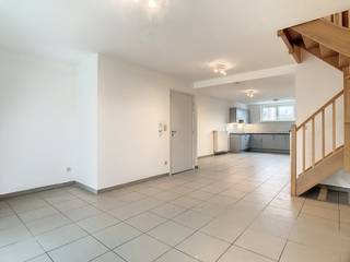 Bent u op zoek naar een ruime en lichtrijke woonst in het centrum van Zwijndrecht? Dit pand combineert het comfort van een appartement met de troeven van een woning, zoals een zonnige privétuin en een eigen garage. Indeling:Gelijkvloers:- private garage- ruime berging- zuid gerichte tuin Eerste verdieping: - inkomhal - woonkamer met open keuken - berging- apart toiletTweede verdieping: - twee ruime slaapkamers- bureau- badkamer Dit appartement te huur in Zwijndrecht is uitstekend bereikbaar. U bevindt zich hier op wandelafstand van winkels, scholen en diverse openbare vervoersmogelijkheden (tram en bus), waardoor u een snelle verbinding heeft met Antwerpen en het Waasland.Het appartement is beschikbaar vanaf 01/05/2026.De gemeenschappelijke kosten bedragen 50,00 euro/maand. Om een bezoek te brengen vragen wij vooraf uw huurprofiel aan te maken als volgt: ga naar het pand op onze website: www.dewaele.com. Bij het pand ziet u een rode knop "bezoek aanvragen". Als u daar klikt, kan u het huurprofiel aanvullen.