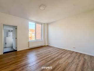 Ontdek dit gezellig en lichtrijk 1-slaapkamerappartement, ideaal gelegen in de Aartshertogstraat 53 te Oostende. Dit appartement combineert comfort met een uitstekende ligging, op wandelafstand van winkels, openbaar vervoer en de zee.Bij het betreden van het appartement komt u in een aangename leefruimte met veel natuurlijk licht. De open indeling zorgt voor een ruimtelijk gevoel en biedt tal van inrichtingsmogelijkheden. Aansluitend vindt u een praktische keuken, uitgerust met de nodige voorzieningen.De slaapkamer is rustig gelegen en biedt voldoende plaats voor een comfortabel bed en kastruimte. De badkamer is functioneel ingericht met douche, lavabo en toilet.€715 + €50 prov. gemeenschappelijke kosten