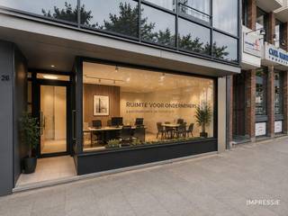 Gelegen op een uiterst centrale locatie aan de prestigieuze Britselei 26 in Antwerpen, bieden wij deze instapklare kantoor- of handelsruimte te koop aan. Met een bruikbare vloeroppervlakte van 95 m², combineert dit pand functionele indeling met een uitstekende visibiliteit op een drukke invalsweg naar het stadscentrum.<br /><br />De ruimte beschikt over meerdere toegangen, wat flexibiliteit biedt in gebruik en indeling, ideaal voor ondernemers, vrije beroepen of investeerders. Intern is het pand uitgerust met een praktisch keukentje en sanitaire voorzieningen, wat bijdraagt aan het dagelijks comfort voor personeel en bezoekers.<br /><br />Dankzij de zeer centrale ligging, vlakbij het justitiepaleis, het stadspark en talrijke openbaarvervoersverbindingen, geniet deze locatie van een hoge passage en uitstekende bereikbaarheid, zowel te voet, per fiets als met de wagen.<br /><br />Kortom, een veelzijdige ruimte op een toplocatie – ideaal voor wie op zoek is naar een goed gelegen kantoor of handelsruimte met sterke zichtbaarheid in hartje Antwerpen.