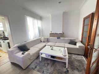 Op een uitstekende centrale ligging aan de Antwerpsestraat 140 in Mortsel bevindt zich dit ruime appartement met twee volwaardige slaapkamers en een terras. Winkels, horeca en openbaar vervoer bevinden zich in de onmiddellijke omgeving, waardoor u hier geniet van alle voordelen van het stadscentrum.<br />Het appartement beschikt over een ruime eetkamer van ca. 25,5 m² op laminaat en een afzonderlijk salon van ca. 17 m². De keuken van ca. 4,8 m² is uitgerust met kasten, kookplaten, spoeltafel, dampkap en oven.<br />Verder zijn er twee slaapkamers van respectievelijk ca. 11,5 m² en 15 m². De badkamer van ca. 5,7 m² beschikt over een ligbad en lavabo. Daarnaast is er een afzonderlijk toilet en een terras van ca. 2 m².<br />Het appartement is momenteel verhuurd aan € 764 per maand + € 25 algemene onkosten, waardoor het ook interessant kan zijn voor een investeerder die op zoek is naar een reeds verhuurde eigendom op een centrale locatie.<br />Praktisch: EPC 645 kWh/m²/jaar – EPC-code 20240201-0003124875-RES-1.<br />Troeven: centrale ligging in Mortsel, 2 ruime slaapkamers, royale leefruimtes, terras, winkels en openbaar vervoer vlakbij én reeds verhuurd.