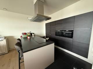 Luxueus 2-SLK appartement met 1 autostaanplaats (NR 10 op foto) inbegrepen! Dit aangename en lichtrijke appartement met een ruim en zonnig terras...