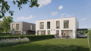 <ul>
	<li>Uniek uitzicht op het kanaal</li>
	<li>Autoluwe straat</li>
	<li>Energiezuinige woningen (E30)</li>
	<li>Strategische ligging met vlotte verbinding naar Antwerpen, Mechelen en Brussel</li>
</ul>
<br /><strong>OMGEVING</strong><br />Ontdek drie hedendaagse halfopen woningen op een perceel van 320 m², gelegen aan een verkeersluwe straat combineert deze locatie het beste van twee werelden: een serene woonomgeving met een prachtig open zicht op het kanaal aan de voorzijde én een vlotte bereikbaarheid naar Antwerpen en Brussel.<br /><br /><strong>INDELING</strong><br />Bij iedere woning werd nadruk gelegd op lichtinval en uitzicht naar het water aan de voorzijde. In de leefruimte werd een polyvalent gedeelte geïntegreerd aan de voorzijde dat kan ingericht worden als bureau, leeshoek, speelhoek voor de kinderen, ... Verder loopt de leefruimte door die achteraan over de volledige breedte werd opengetrokken met zicht naar de tuin. Overigens werd aan de keuken een handige bergruimte gekoppeld en is de inkomhal voorzien van een gastentoilet.<br /><br />De volwaardige bovenverdieping is voorzien van 4 slaapkamers, bergruimte, badkamer met ligbad én douche en een aparte bergruimte.<br />Verder is mogelijkheid om naast de woning een carport te plaatsen.<br /><br /><strong>E-PEIL</strong><br />De woningen worden zeer kwaliteitsvol en energiezuinig afgewerkt met vloerverwarming en beschikken over een warmtepomp om zo te voldoen aan het gevraagde E-peil (E-30).<br /><br />Wil je jouw droomwoning verder ontdekken? Bel ons op 09 394 67 95 of stuur een mailtje naar info@potrell.be voor een afspraak!