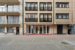 <p><strong>De Panne: Ruim en instapklaar gelijkvloers appartement op 50 meter van de zeedijk!</strong><br /> </p>
<p>Op zoek naar ruimte, comfort én een topligging aan zee? Dit uitzonderlijk ruime gelijkvloerse appartement ligt op amper 50 meter van de zeedijk en op wandelafstand van het levendige centrum van De Panne. Met een bewoonbare oppervlakte van maar liefst 127 m² en een gezellig privatief koertje is dit een zeldzaam aanbod aan de Belgische kust.<br /> </p>
<p><strong>Indeling</strong></p>
<p>Het appartement beschikt over een eerste ruime en lichtrijke leefruimte, een tweede woonkamer met open en volledig ingerichte keuken, een comfortabele slaapkamer met en suite badkamer, een aparte doucheruimte, een apart toilet en een privatief koertje. Op de benedenverdieping bevindt zich een ruime slaapkamer en een kelder/berging. Dankzij de royale oppervlakte is er bovendien de mogelijkheid om extra kamers te creëren.</p>
<p><strong>Mogelijkheid tot aankoop van een garage vlak onder de zeedijk – €55.000</strong><br /> </p>
<p><strong>Troeven</strong></p>
<ul><li>
<p>Slechts 50 meter van de zeedijk</p>
</li><li>
<p>Perfect als hoofdverblijf, tweede verblijf of investering</p>
</li><li>
<p>Flexibele indeling met mogelijkheid tot extra kamers of bureau</p>
</li></ul>
<p><br /><strong>Meer informatie? </strong>Contacteer Frederick via 058/22.41.70.</p>