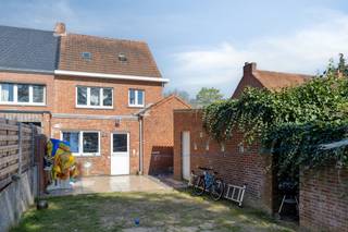 Bent u op zoek naar ruimte, licht en een toplocatie nabij het water? Deze op te frissen halfopen bebouwing uit 1953 in het gezellige Gompel (Mol) met een woonoppervlakte van ca. 206 m² is dan de ideale woning voor u. Met maar liefst 5 slaapkamers, 2 badkamers en een zonnige tuin is dit de ideale woning.Indeling van de woning: KelderGelijkvloers: - Inkomhal - Woonkamer- Keuken - Tv-kamer - Badkamer Eerste verdieping: - 3 slaapkamers Tweede verdieping: - 2 slaapkamers - BadkamerElke kamer is voorzien van radiatoren, via gas. Deze woning is uitstekend voor grotere gezinnen of gezinnen die meer ruimte wensen. In de woonkamer is er ook de mogelijkheid om bij te verwarmen via de gezellige houtkachel. Troeven van dit pand: - Zuidwest georiënteerde tuin - Conforme elektriciteit - Geen renovatieverplichting Bereikbaarheid van de woning: - School: 500 meter - Mol centrum: 3,2 km - Openbaar vervoer: 300 meter Deze AI-visualisaties zijn bedoeld als inspiratie. Er werd geen rekening gehouden met technische specificaties, stedenbouwkundige voorschriften of de concrete mogelijkheden tot realisatie.Bestuursmaatregelen in het maatregelenregister: nee