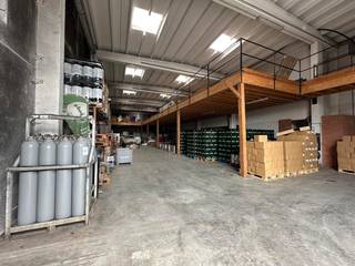 Warehouse of approximately 180 m² with office of approximately 35 m² for rent, in an excellent location in Anzegem and only 5 minutes from the Waregem exit (E17). <br /><br />Specifications:<br />- Air conditioning<br />- Excellent location<br />- Parking options<br /><br />Looking for a warehouse with office space to rent in Anzegem? For more information or a site visit, do not hesitate to contact us on 056 21 11 11.
