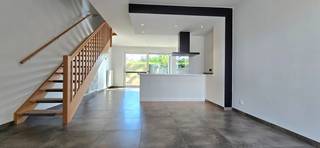 Voor een afspraak bel Kim 0473 72 33 62.<br /><br />Lichtrijke en energiezuinige woning in een rustige, doodlopende straat aan de rand van het centrum van Lummen.<br />Deze moderne woning met bouwjaar 2017 ligt op 2 minuutjes rijden van Lummen centrum met zijn horeca, supermarkten, dokters, apothekers, postkantoor, kleuter -lagere -en middelbare school, kinderopvang, het bussenknooppunt... en alles wat het leven gemakkelijk en aangenaam maakt. <br />Op enkele minuutjes rijden kom je bij de sportaccommodatie waar je kan zwemmen, tennissen, padellen, joggen op de Finse piste, alle zaalsporten in "de Vijfsprong" en hier kunnen de kleintjes veilig spelen in de speeltuin.<br /><br />INDELING<br />Gelijkvloers: via de inkomhal kom je inde leefruimte met open keuken.<br />In de keuken heb je alle toestellen die je in de keuken verwacht.<br />De grote raampartijen zorgen voor veel lichtinval.<br />Verder heb je op het gelijkvloers de berging/wasplaats die toegang geeft tot het terras en de inpandige garage met sectionale poort.<br /><br />Verdieping: via de mooie open trap ga je naar de nachthal, de 2 slaapkamers en de badkamer met douche.<br /><br />De ideale thuis voor wie graag rustig woont onderhoudsvriendelijke, moderne woning in een veilige, doodlopende straat.<br /><br />Troeven<br />- 10 zonnepanelen<br />- EPC label = A<br />- centrale verwarming op aardgas