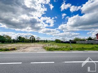 Beau terrain à bâtir pour une construction ouverte, entre Broechem et Ranst. Surface totale du terrain : 749m2. La largeur de la façade est de...