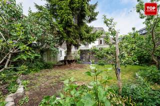De ligging van deze woning is een absolute troef. Op wandelafstand bevinden zich prachtige parken zoals Provinciaal Domein Rozebroeken, Arbedpark en Bijgaardepark. Ook de Schelde en het Nationaal Park Scheldevallei liggen in de nabije omgeving. Met de fiets bereik je het centrum van Gent al binnen 10 minuten. Scholen, winkels en openbaar vervoer (bus en station Station Gent-Dampoort) zijn bovendien vlot bereikbaar.<br /><br />De woning werd doorheen de jaren grondig gerenoveerd. Zo werd er een volledig nieuw verwarmingssysteem geplaatst met een condenserende ketel van Vaillant<br />, werd de elektriciteit vernieuwd en conform gemaakt, en werd in 2019 het dak volledig vernieuwd en ecologisch geïsoleerd met 30 cm cellulose (papiervlokken), inclusief de plaatsing van zonnepanelen. Alle muren werden in 2019 ecologisch herpleisterd door De Tintelijn<br />met natuurgips en basisleem. In 2025 werd ook een nieuwe badkamer geïnstalleerd.<br /><br />Indeling<br /><br />Gelijkvloers: inkomhal, woonkamer en eetkamer. In de aanbouw bevinden zich de keuken en badkamer. Aansluitend zijn er nog twee praktische ruimtes voor was en opslag. Achteraan de tuin is er een schuurtje.<br /><br />Eerste verdieping: een slaapkamer met zicht op de tuin en een ruime kamer aan de straatzijde, momenteel opgedeeld met een valse wand waardoor er in totaal drie slaapkamers zijn op deze verdieping.<br /><br />Tweede verdieping: bereikbaar via een vaste trap, met een ruime extra slaapkamer.<br /><br />De zuidgerichte tuin is een echte meerwaarde en beschikt over diverse fruitbomen, waaronder perziken, kersen, vijgen, appels en peren. Daarnaast zijn er ook een druivelaar, pruimenboom en frambozen aanwezig. Via een achterpoortje met uitweg naar de Salviastraat kan je gemakkelijk met de fiets de tuin betreden.<br /><br />Kortom, een instapklare woning met een solide basis en tal van mogelijkheden, rustig gelegen in een groene omgeving en nog volledig naar eigen smaak af te werken.<br /><br />Woning vrij bij akte.<br /><br />Bel Top Vastgoed voor een bezoek op 0475 700 700.