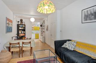 <p>Deze charmante rijwoning biedt een gezellige thuis met een warme uitstraling en praktische indeling. Gelegen in een rustige, doodlopende straat combineert deze woning een aangename woonomgeving met een centrale ligging nabij belangrijke invalswegen en voorzieningen.<br /><br /><strong>Indeling:</strong><br />Bij het betreden van de woning komt u in de inkomhal met vestiaire, die meteen toegang biedt tot de leefruimte. De woonkamer geniet van een aangename lichtinval en wordt extra gezellig gemaakt door het aanwezige houtkacheltje.</p>
<p>Aansluitend bevindt zich de volledig uitgeruste keuken met voldoende werk- en opbergruimte, vaatwasser, oven en een kookplaat. Achteraan vinden we een aparte toiletruimte met aansluiting voor wasmachine en droogkast.</p>
<p>Op de eerste verdieping bevindt zich een ruime slaapkamer en een badkamer, uitgerust met een ligbad, een aparte douchecabine en een enkele lavabo.</p>
<p>De tweede verdieping beschikt over twee zolderkamers die kunnen worden ingericht als extra slaapkamers, bureau of hobbyruimte.<br /><br /><strong>Buitenruimtes:</strong><br />De woning beschikt over een gezellig terras waar het aangenaam vertoeven is. Een leuke buitenruimte midden in de stad.<br /><br /><strong>Bijzonderheden:</strong><br />Gelegen in een doodlopende straat, ideaal en veilig voor kinderen.<br />Elektriciteit conform.<br />Kelder aanwezig.<br />Beschikbaar vanaf 15 december 2026.<br />EPC label E.<br />Gezellige leefruimte met houtkachel.<br /><br /><strong>Ligging:</strong><br />De woning is gelegen in een rustige straat met weinig passage. Dankzij de nabijheid van belangrijke invalswegen, winkels, scholen en openbaar vervoer geniet u hier van een uitstekende bereikbaarheid.<br /><br /><strong>Renovatieplicht:</strong><br />Deze woning valt onder de renovatieverplichting. Sinds 2023 moet een nieuwe eigenaar, opstalhouder of erfpachter binnen 6 jaar een woning met een slecht EPC-label energetisch renoveren tot minimaal label D.</p>