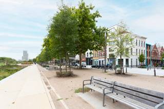 <p><strong>Unieke kantoorruimte op toplocatie! </strong><br /><br />Bent u op zoek naar een veelzijdige commerciële ruimte in het hart van Antwerpen? Dan is deze unieke handelsruimte in de Luikstraat precies wat u zoekt!</p>
<p>Met een totale oppervlakte van 283 m², verdeeld over drie verdiepingen, biedt dit pand een uitzonderlijke combinatie van functionaliteit, flexibiliteit en zichtbaarheid. <br />Elke verdieping heeft zijn eigen karakter, waardoor u verschillende functies perfect kunt combineren, denk aan een showroom, kantoorruimte, atelier, opslag of een stijlvolle winkelruimte.<br /><br />De gelijkvloerse verdieping is ideaal als winkelruimte of onthaal, met grote raampartijen die zorgen voor een uitnodigende uitstraling en veel natuurlijke lichtinval. De eerste verdieping leent zich perfect voor kantoor-, vergader- of presentatieruimte, terwijl de tweede verdieping uitermate geschikt is voor creatieve invulling, stockage of extra werkplekken.<br /><br />De ligging is bovendien uitstekend bereikbaar met zowel de wagen als met het openbaar vervoer en bevindt zich op wandelafstand van winkels, horeca en andere handelszaken.<br /><br />Huurprijs: 3.250,00 EUR <br />Beschikbaarheid: Onmiddelijk<br /><br />Neem vandaag nog contact op met LISTED voor meer informatie of een bezichtiging: +32 3 283 51 51</p>