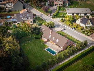 Nabij het centrum van Asse en gelegen in een rustige omgeving bieden wij deze voormalige dokterswoning met praktijkruimte aan. <br /><br />De villa heeft een gevelbreedte van 24 meter en een bewoonbare oppervlakte van maar liefst 423m². Het perceel is perfect Z-W georiënteerd met een straatbreedte van 44 meter en een totale oppervlakte van 25 are 1 centiare (2.501m²).<br /><br />Deze statige villa werd gebouwd in 1980 en is steeds goed onderhouden geweest. Het ontwerp is van de hand van de lokale architect Charles Ebrard en is zeer praktisch en lichtrijk ontworpen.<br /><br />In de tuinzone bevindt zich een buitenzwembad. De omliggende bomen en groenafscheiding zorgen voor de nodige privacy en rust. Kortom een woning waar u volledig tot rust kan komen na een drukke dag.<br /><br />Door de afgescheiden praktijkruimte is de woning uiterst geschikt voor vrije beroepen of mensen die graag van thuis uit werken.<br />Maar dit pand leent zich ook perfect voor wie op zoek is naar een kangoeroewoning of simpelweg ruim wil wonen. Desgewenst kan de woning in meerdere entiteiten worden opgedeeld.<br /><br />De woning heeft een energielabel D, waardoor het niet onderhevig is aan renovatie-verplichting binnen de 5 jaar (het energielabel bevindt zich op de grens van label C).<br /><br />De dubbele inpandige garage biedt ruim plaats voor het stallen van 2 wagens naast elkaar.<br /><br />Indeling:<br />gelijkvloers: inkom en traphal, toilet, vestiaire, praktijkruimte met 2 burelen, wachtzaal en toilet, open leefruimte met salon, zithoek en eetplaats, keuken, wasruimte, garage (+zolderruimte), terras, zwembad en tuin.<br /><br />1e verdieping: traphal met vide, 4 ruime slaapkamers, 2 badkamers (1 afzonderlijk en 1 verbonden aan de master bedroom), 2 toiletten, dressing, 5 zolderkamers (bergruimte).<br /><br />Klinkt dit alles veelbelovend? Aarzel niet om een bezoek ter plaatse in te plannen! <br />Er is tevens een filmpje van de woning beschikbaar via https://elliz.be/lindendries-22-1730-asse<br />Neem gerust contact op per mail naar info@elliz.be of via tel 0470 54 14 17