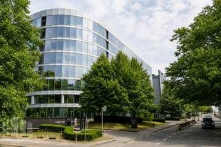 Instapklare kantoorruimte van 250 m² te huur, deel uitmakend van het hoogkwalitatieve kantoorgebouw "Silver Building". Uitstekende zichtbaarheid langs de Reyerslaan, naast de E40-snelweg Brussel-Luik. Tevens uiterst vlot bereikbaar zowel met de auto als met het openbaar vervoer: het Meiser station bevindt zich op 800 m.<br /><br />Het kantoorgebouw met eigentijdse architecturale elementen van de hoogste kwaliteit is voorzien van de nieuwste technologieën met aanwezigheid van o.a. gemeubileerde en ingerichte vergaderzalen, restaurant "Silver Café", kleedkamers, douches, ... Tevens ruime parkeermogelijkheden en fietsenstalling. Deze kantoorruimtes bieden niet alleen een verfijnde en eigentijdse omgeving voor bedrijfsactiviteiten, maar ook een stimulerende plek die de creativiteit en productiviteit bevordert.<br /><br />Tevens andere oppervlaktes mogelijk van van 250 m² tot 2.451 m². Onmiddellijk beschikbaar!<br /><br />Contacteer <strong>PANORAMA B2B</strong> voor bijkomende inlichtingen of een vrijblijvend plaatsbezoek bezoek <strong>0477 09 00 09</strong>