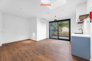 Deze gezellige en comfortabele woonst op de gelijkvloerse verdieping maakt deel uit van een authentiek gebouw met mooie uitstraling dat in 2025 volledig werd ontmanteld en gerenoveerd met zeer kwalitatieve uitrustingen, technieken en duurzame materialen. Deze studio / dit appartement is zeer energiezuinig (A label) met een lage ecologische voetafdruk, door gebruik te maken van o.a. doorgedreven isolatietechnieken van dak, vloeren, muren en ramen, met voorziening van kwalitatieve zonnepanelen in combinatie met duurzame warmtepompen, waarbij binnenunits voor verwarming én koeling zorgen voor dagdagelijks zorgeloos wooncomfort. De studio beschikt over een gezellige en praktische woonruimte met een volledig uitgeruste keuken en een aparte badkamer met douche, lavabo en wc. Daarbovenop is er nog een ruim privatief terras van 16 m2. Achteraan het gebouw is, naast een fietsberging, tevens een gezellig stadstuintje waar de bewoners gebruik kunnen van maken. Belangrijke troef is tevens de uitstekende, rustige ligging op wandelafstand van het o.a. het centrum, het station, het Sluispark en alle nodige faciliteiten. Dat alles maakt deze woonst zeer geschikt voor o.a. alleenstaanden en koppels zonder kinderen. Heeft u vragen of wenst u een bezoek te plannen? Contacteer ons via info@homies.be of 016 22 82 22. HOMIÉS, an Eye for Immo.