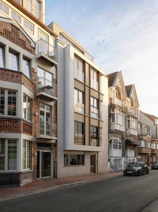 Dit nieuwbouwproject ligt in de charmante en centraal gelegen Gulden Vliesstraat te Knokke, een van de meest gewilde en prestigieuze wijken aan de Belgische kust. Gelegen nabij het bruisende centrum van Knokke, biedt deze locatie uitstekende toegang tot winkels, restaurants, kunstgalerijen en het strand. De regio staat bekend om haar exclusieve sfeer, natuurlijke schoonheid en hoogwaardige levensstijl, waardoor het de ideale plek is voor wie op zoek is naar comfort, luxe en nabijheid tot alle voorzieningen.<br /><br />Het gebouw telt 5 appartementen met telkens één of twee slaapkamers, een badkamer, een apart toilet, een aparte berging, een volledig uitgeruste keuken en een ruime leefruimte. Elk appartement beschikt over een terras: het duplex-appartement op het bovenste verdiep heeft een terras aan de voorzijde van het gebouw, de andere appartementen hebben een terras aan de achterzijde. In de kelderverdieping is voor elk appartement een privéberging voorzien, evenals een fietsenstalling. De realisatie van het project gebeurt met erkende aannemers en wordt uitgevoerd volgens de nieuwste wetgeving en normering.<br /><br />Aarzel niet om ons te contacteren via meer informatie/bezoek in te plannen via tel. : 050 62 44 14 of via knokke@immax.be