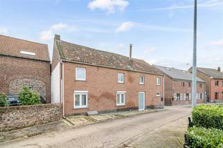 MELDERT: Karaktervolle woning met potentieel op een zeer rustige locatie Deze woning is gelegen in een doodlopende straat net voor het dorpscentrum...